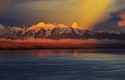 Lago Titicaca con montañas de los Andes
