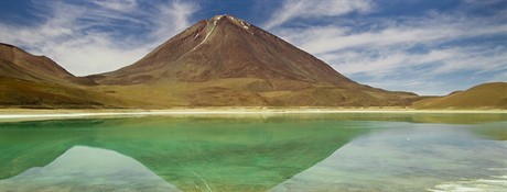Laguna verde y volcan